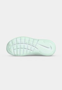 Подметка на светлозелен кец на Nike с квадратно шарнирна шарка и изпъкнало лого Nike със Swoosh на бял фон.