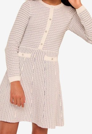 Vestido de punto con mangas largas, textura acanalada vertical, rayas en crema y gris claro, tapeta frontal abotonada y dos bolsillos delanteros con botones.