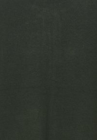 Donkergroen gebreide stof, gladde textuur, uniforme kleur met lichte variaties, zachte val, geschikt voor casual kleding.