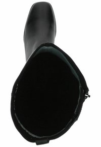 Bota de cuero negra hasta la rodilla con punta cuadrada y exterior lisa. El interior está forrado en tela negra, cuenta con un cierre lateral y un acabado brillante.