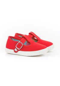 Zapatillas de lona rojas con una suela de goma blanca, con una correa con un hebilla plateada. El interior tiene un forro estampado colorido.