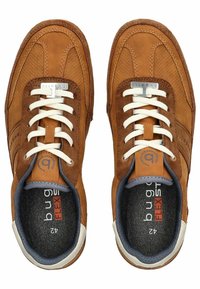 Sneaker in pelle marrone con lacci bianchi, dettagli perforati e accenti grigi. Presenta un collare imbottito e un logo sulla linguetta.