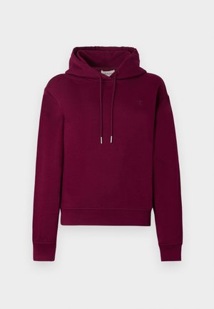 Μπορντό φούτερ με κουκούλα από απαλό ύφασμα, με μεγάλη μπροστινή τσέπη, κουκούλα με κορδόνι και διακριτικό λογότυπο κεντημένο στο στήθος.