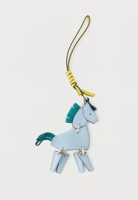 Modrý kožený přívěsek ve tvaru koně s kloubovými spoji. Obsahuje tyrkysovou hřívu a ocas, černý a žlutý popruh na připevnění, hladký povrch.