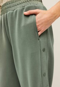 Next SOFT POPPER SIDE - Træningsbukser - khaki green