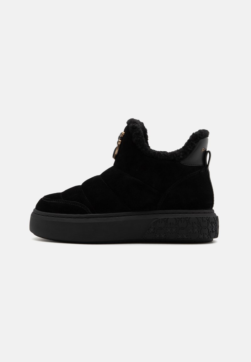 Czarny, wysokogatunkowy sneaker z grubą podeszwą, pikowanym wzorem, futrzanym wyściółką i ozdobną emblematem na języku, pokazany z boku.