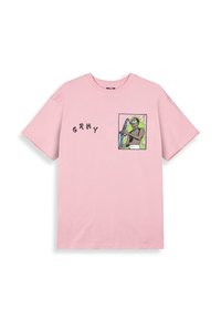 Camiseta de algod�ón rosa con mangas cortas, que presenta un gráfico de un personaje con cabello verde sosteniendo un objeto en el lado izquierdo y el texto "GRMY."