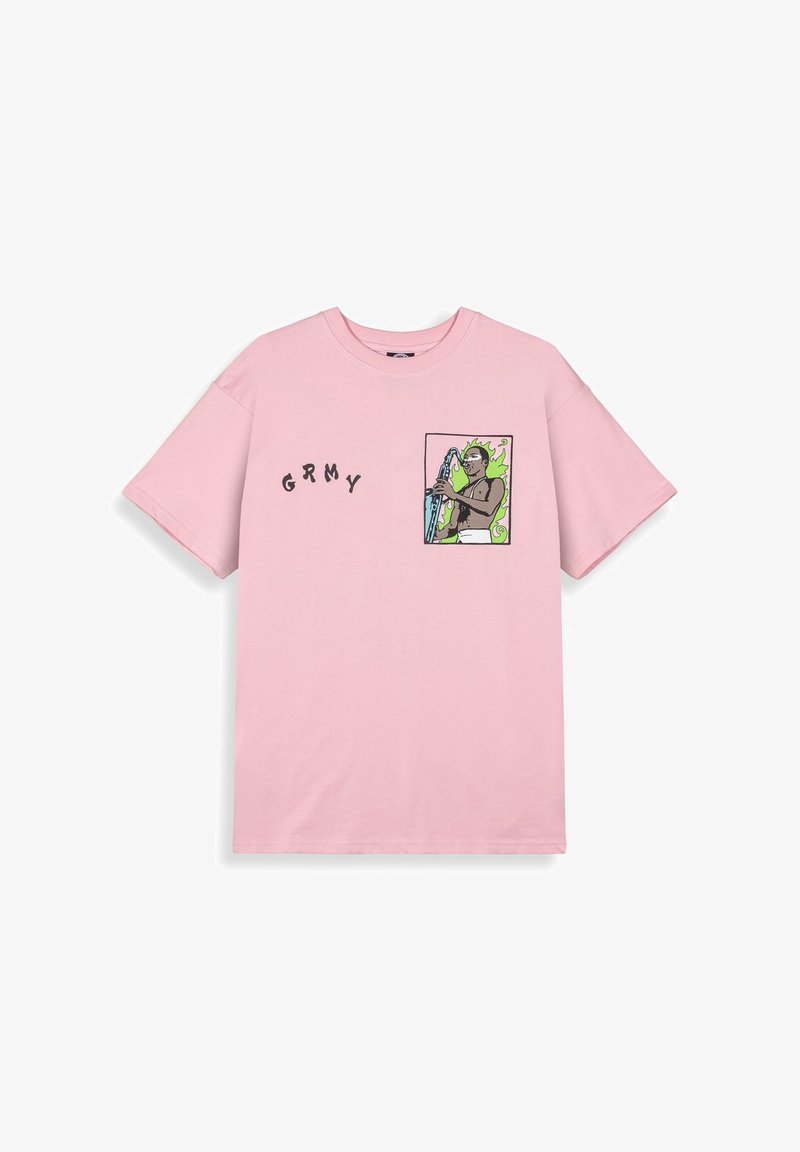 Camiseta de algodón rosa con mangas cortas, que presenta un gráfico de un personaje con cabello verde sosteniendo un objeto en el lado izquierdo y el texto "GRMY."