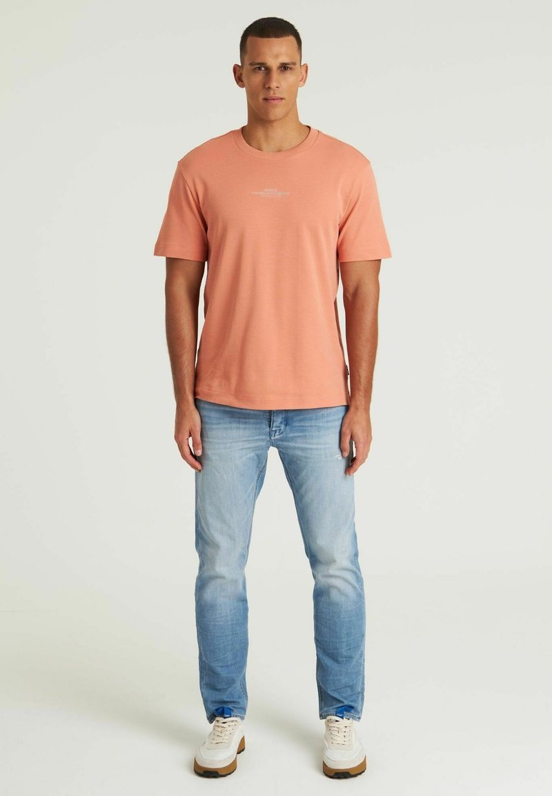 CHASIN’ T-shirt print donkerroze