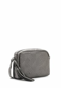 Piccola borsa a tracolla grigia con motivo geometrico a diamante in rilievo, chiusura con zip e tracolla rimovibile con dettagli a frangia.