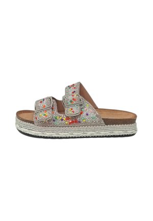 Sandalo argento slip-on con due cinturini con fibbia decorati con perline multicolori e suola platforma con trama intrecciata.