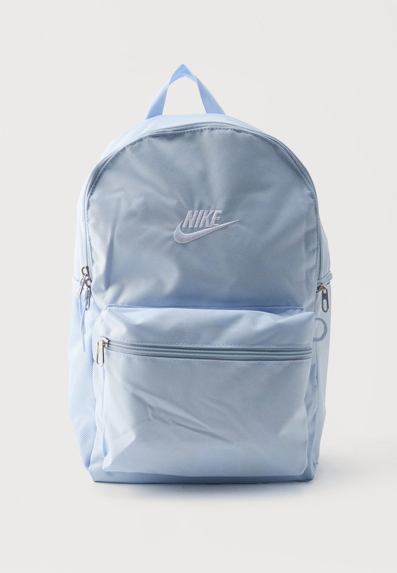 Ανοιχτό μπλε σακίδιο Nike με κεντρικό φερμουάρ, μπροστινή τσέπη με φερμουάρ, πλαϊνές τσέπες από δίχτυ και επάνω χειρολαβή.