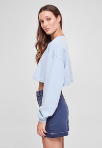 Urban Classics CROPPED FLOWER EMBROIDERY TERRY CREW - Melegítőfelső - balticblue