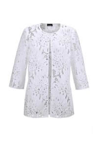 Cardigan blanc en dentelle avec des manches 3/4, arborant des motifs de feuilles complexes et des accents découpés. Design à l'avant ouvert, tissu texturé.