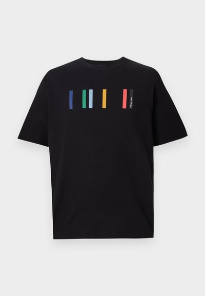 Melnas kokvilnas T-krekls ar īsām piedurknēm, ar horizontālām krāsainām svītrām (zilā, zaļā, gaiši zilā, dzeltenā, sarkanā) uz krūtīm.