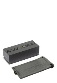 Must ristkülikukujuline kasti, mille peal on reljeefne mattviimistlusega ja kullakirja "HAWKERS". Hall paelaga kotike, millel on peal "HAWKERS".