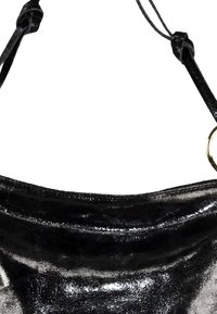 Zwarte glanzende handtas met een gestructureerde afwerking, met een omgevouwen ontwerp en een gouden ronde accent. Verstelbare schouderbanden inbegrepen.