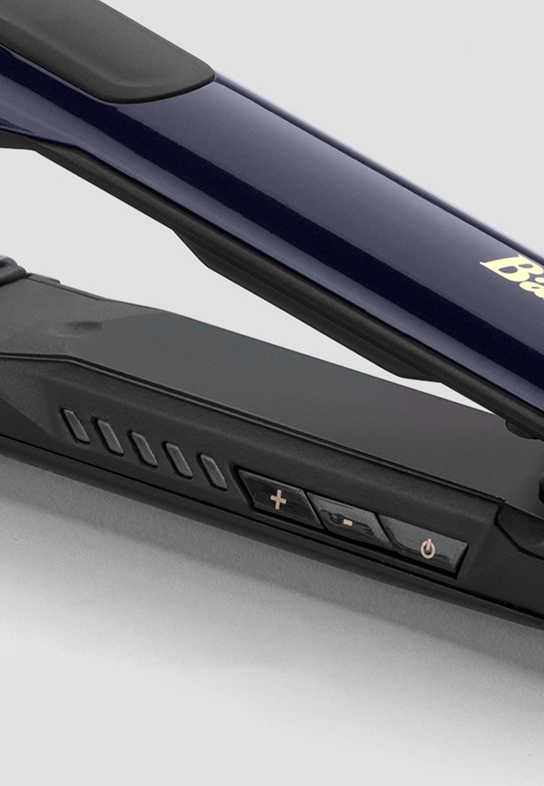 Prostownica do włosów z eleganckim, granatowym ceramicznym wierzchem, czarnym teksturowanym uchwytem, regulacją temperatury oraz wskaźnikiem zasilania.