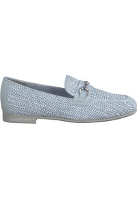 Jasnoniebieski mokasyn z plecionym wzorem, okrągłym noskiem, łatwym do zakładania designem oraz dekoracyjnym metalowym akcentem na cholewce. Niski obcas.