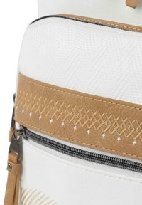 Bolsa sintética blanca con superficie texturizada, una correa trenzada de color marrón y un cierre plateado con un acento de borla.