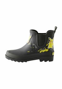 Bottine en caoutchouc noire avec un graphique de Pikachu jaune, design éclaboussé, semelle texturée, panneaux latéraux élastiques et tirette à l'arrière.