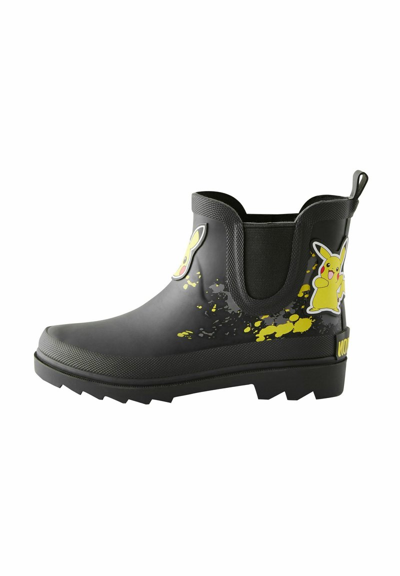 Bottine en caoutchouc noire avec un graphique de Pikachu jaune, design éclaboussé, semelle texturée, panneaux latéraux élastiques et tirette à l'arrière.