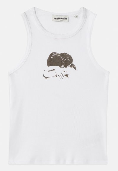 Weißes geripptes Tanktop mit einer braunen grafischen Illustration von zwei sich umarmenden Figuren, mit einem runden Halsausschnitt und ohne Ärmel.