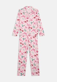 Ροζ πιτζάμα με μακριά μανίκια και κουμπιά, διακοσμημένη με χριστουγεννιάτικα μοτίβα όπως αγιόκλημα, γκι, κορδέλες, αστέρια και στολίδια.