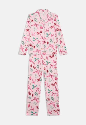 Pigiama lungo rosa con maniche a sbuffo e bottoni, decorato con un motivo natalizio che include agrifoglio, vischio, nastri, stelle e ornamenti.
