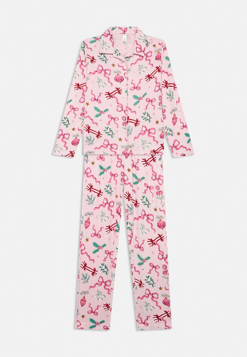 Ροζ πιτζάμα με μακριά μανίκια και κουμπιά, διακοσμημένη με χριστουγεννιάτικα μοτίβα όπως αγιόκλημα, γκι, κορδέλες, αστέρια και στολίδια.