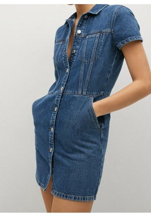 Sukienka koszulowa z denimu z krótkimi rękawami, dopasowany fason, zapinana na guziki z przodu, dwie kieszenie na piersiach i kieszenie boczne. Średni niebieski kolor i gładka faktura.