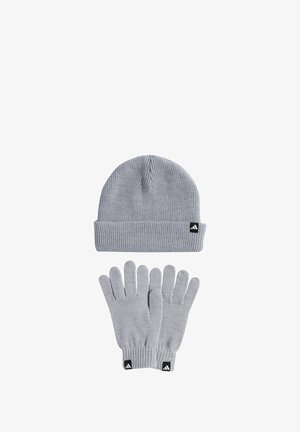 Graue Strickmütze mit umgeschlagenem Saum und passenden Handschuhen. Beide Teile haben ein kleines schwarzes Logoetikett mit drei Streifen am Saum.
