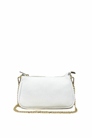 Witte leren clutch met een textuur, ritsluiting en gouden kettingband. Heeft een afgeronde onderkant en een minimalistisch ontwerp.