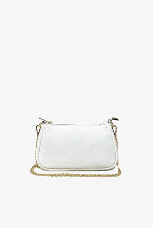 Weiße Leder-Clutch mit strukturierten Oberflächen, Reißverschluss und Kette in goldfarbenem Ton. Verfügt über einen abgerundeten Boden und ein minimalistisches Design.