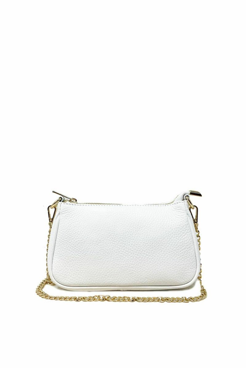 Valkoinen nahkakäsilaukku, jossa on teksturoitu pinta, vetoketjukiinnitys ja kultasävyinen ketjunolkahihna. Ominaisuuksiin kuuluu pyöristetty pohja ja minimalistinen muotoilu.