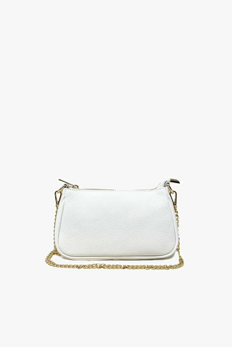 Valkoinen nahkakäsilaukku, jossa on teksturoitu pinta, vetoketjukiinnitys ja kultasävyinen ketjunolkahihna. Ominaisuuksiin kuuluu pyöristetty pohja ja minimalistinen muotoilu.