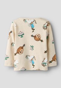 Beżowa bluzka z długim rękawem o fakturze prążkowanej, ozdobiona zabawnymi ilustracjami dzieci, ciast i konia w żywych kolorach.
