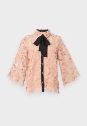 Ροζ δαντελένιο μπλουζάκι με φαρδιά μανίκια, μαύρη ρίγα με κουμπιά στο μπροστινό μέρος και μαύρη κορδέλα δεμένη στον γιακά.