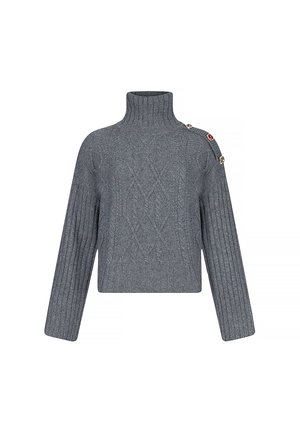 Maglione grigio a costine con colletto alto, dal taglio cropped, caratterizzato da un motivo a rombi e bottoni decorativi su una spalla.