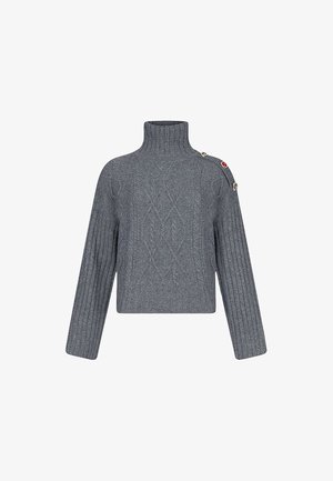 Maglione grigio a costine con colletto alto, dal taglio cropped, caratterizzato da un motivo a rombi e bottoni decorativi su una spalla.