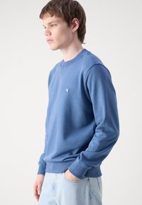 Calvin Klein Jeans EMBRO BADGE CREW NECK - Sudadera - blue coast