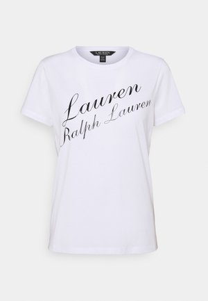 Bílé tričko z bavlny s černým kurzívním nápisem „Lauren Ralph Lauren“ přes přední část. Klasický kulatý výstřih a krátké rukávy.