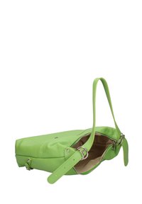 Sac à main en cuir vert avec fermeture éclair, bandoulière réglable et texture lisse. Intérieur en tissu beige. Forme rectangulaire compacte.