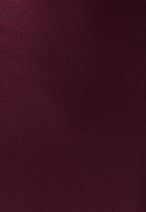 Bordeaux stof met een gladde, matte textuur; geen zichtbare patronen of details, met een consistente, effen kleur.