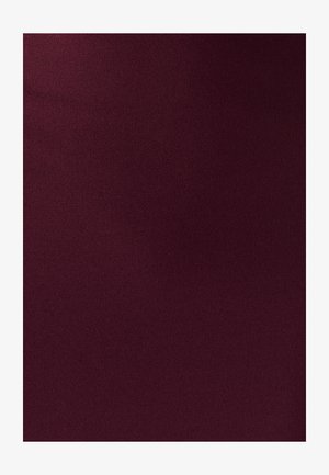 Burgundská látka s hladkou, matnou texturou; žádné viditelné vzory ani detaily, v jednotné, jednobarevné podobě.