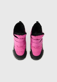 Bottes de neige isolées rose avec doublure en fausse fourrure noire, sangles ajustables et semelles en caoutchouc. Présente un bout arrondi et une cheville rembourrée.