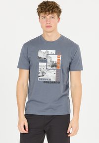 Grå bomullströja med rund hals, prydd med grafiska tryck av berg och koordinater, med "Denver Colorado" i fet stil.