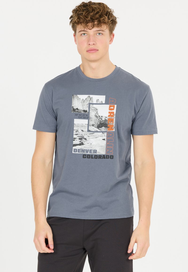 Grå bomullströja med rund hals, prydd med grafiska tryck av berg och koordinater, med "Denver Colorado" i fet stil.