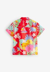 Korte mouwen, rode Hawaiiaanse shirt met levendige bloemmotieven in roze, geel en blauw, met een zeilbootontwerp en tropische accenten.
