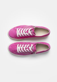 Sneakers in suede magenta con lacci bianchi, dettagli con zip, punta rotonda e suola testurizzata. All'interno hanno una soletta imbottita per il comfort.